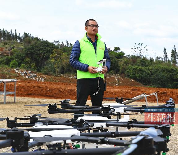 他从2015年开始做农业无人机喷洒农药研发,是无人机技术研发人员